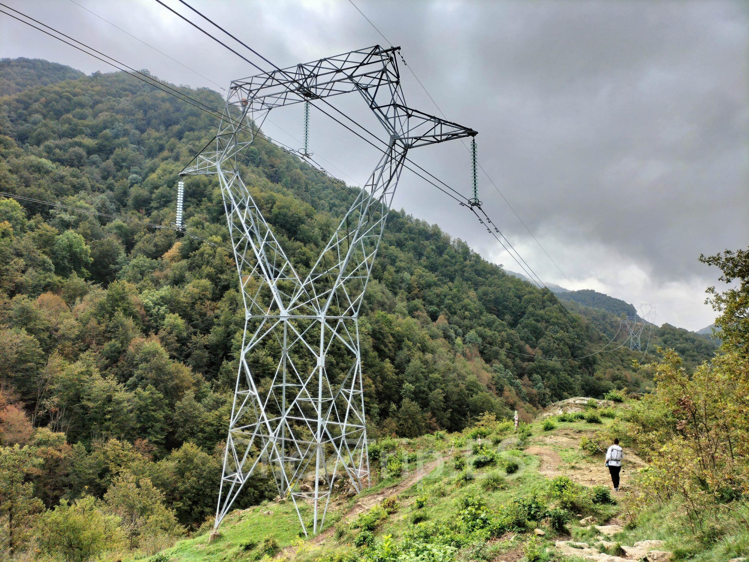 Super poste de alta tensión que encontramos en la ruta hacía el Salt del Molí de Vidrà