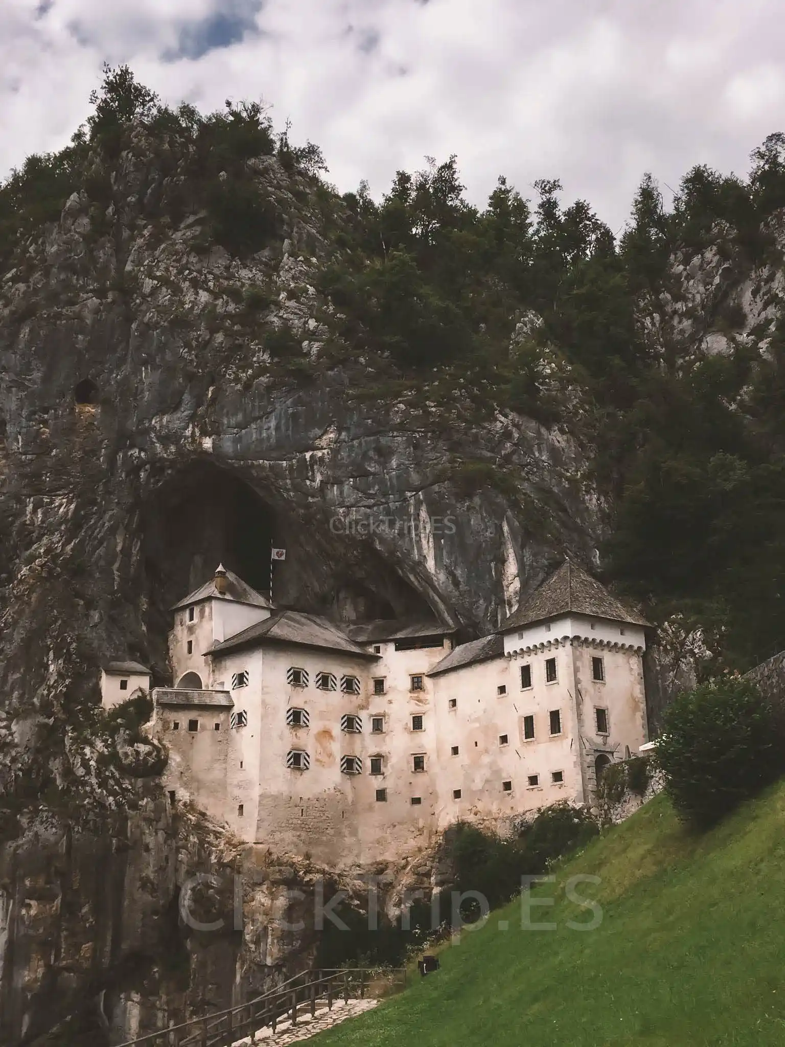 Castillo de Predjama Ruta y preparativos para viajar y visitar Eslovenia ClickTrip