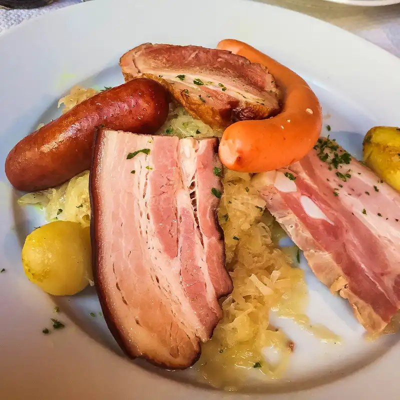 Choucroute_Plato típico de Alsacia_ClickTrip Choucroute_Plato típico de Alsacia_ClickTrip