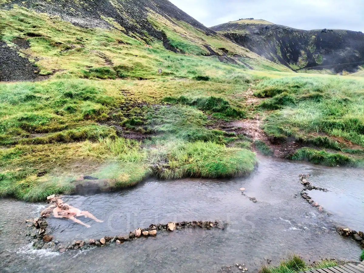 Qué ver en Islandia en 10 días con niños: ruta en coche completa_Reykjadalur Hot Spring Thermal River_ClickTrip