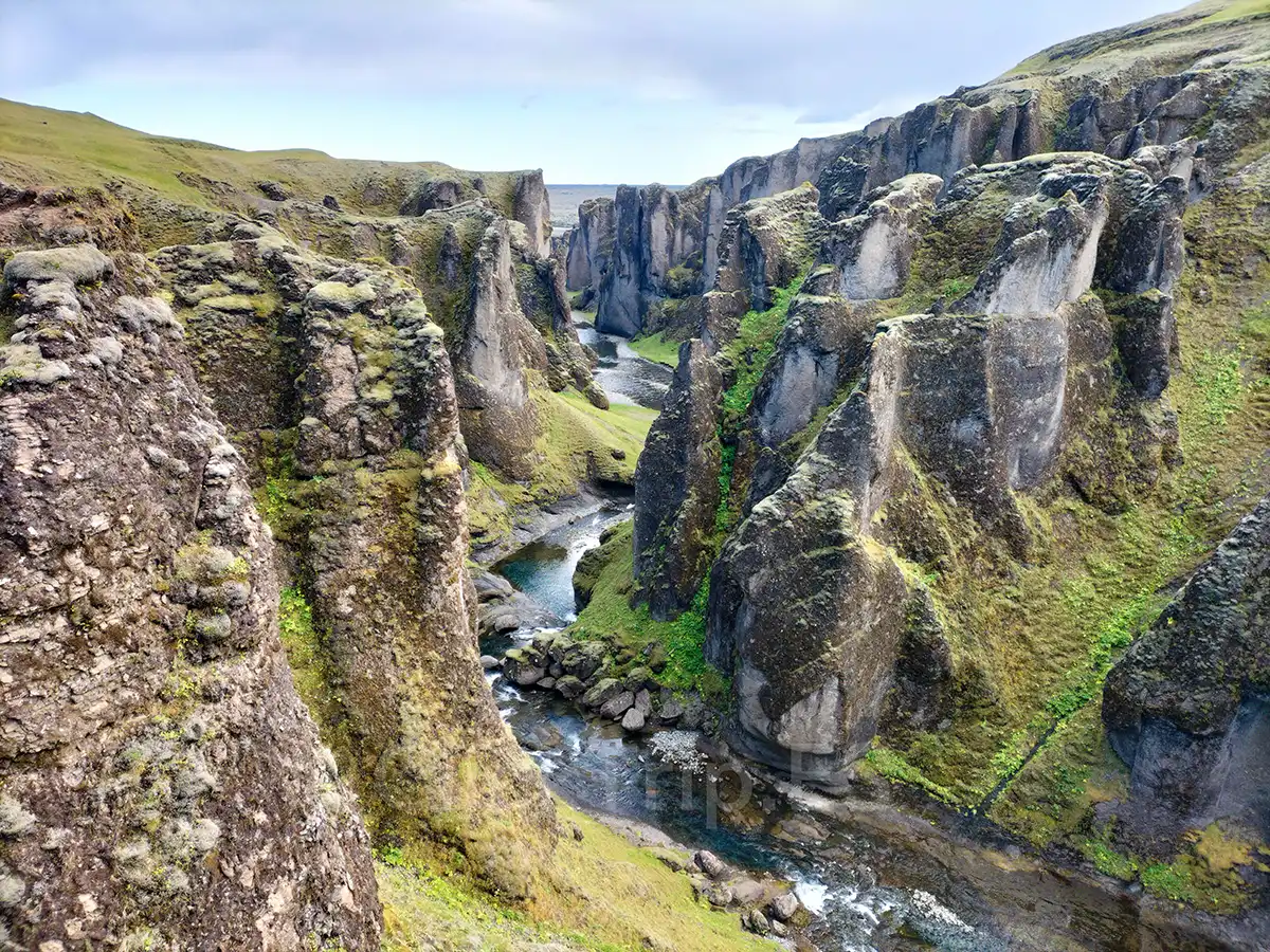 Qué ver en Islandia en 10 días con niños: ruta en coche completa_Fjaðrárgljúfur_ClickTrip