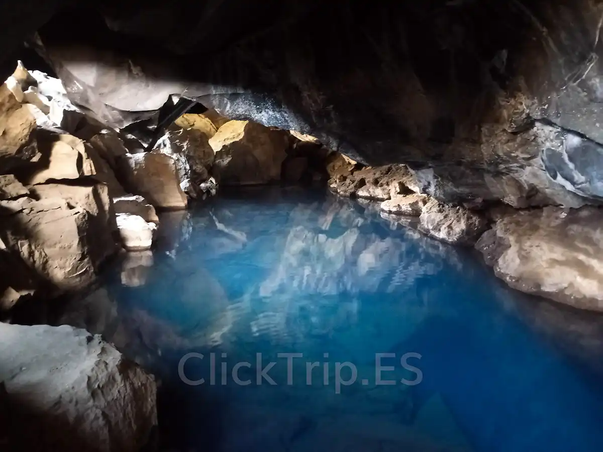 Qué ver en Islandia en 10 días con niños: ruta en coche completa_Grjótagjá_ClickTrip