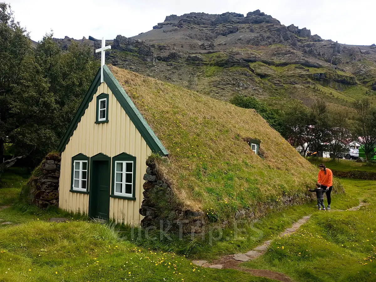 Qué ver en Islandia en 10 días con niños: ruta en coche completa_Hofskirja_ClickTrip