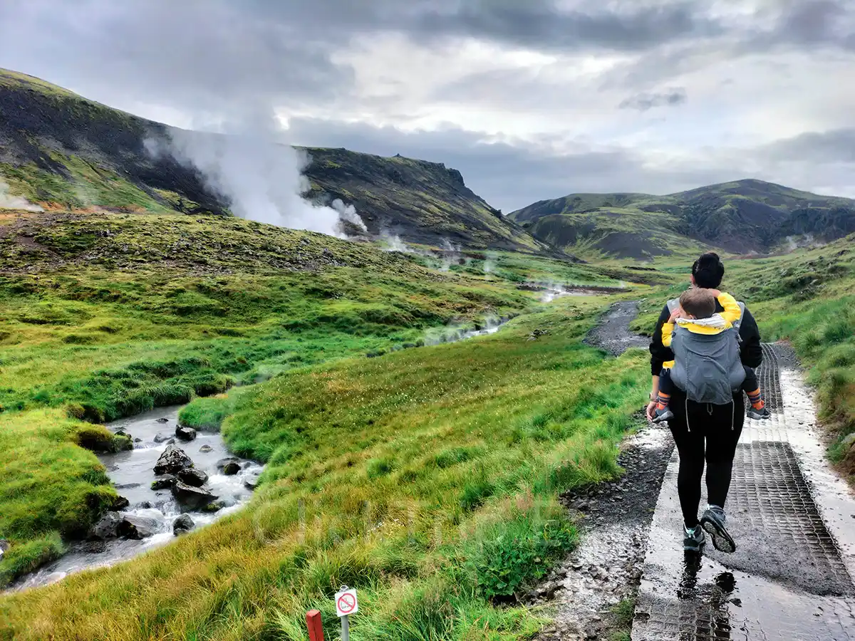 Qué ver en Islandia en 10 días con niños: ruta en coche completa_Trekking Hot Spring_ClickTrip