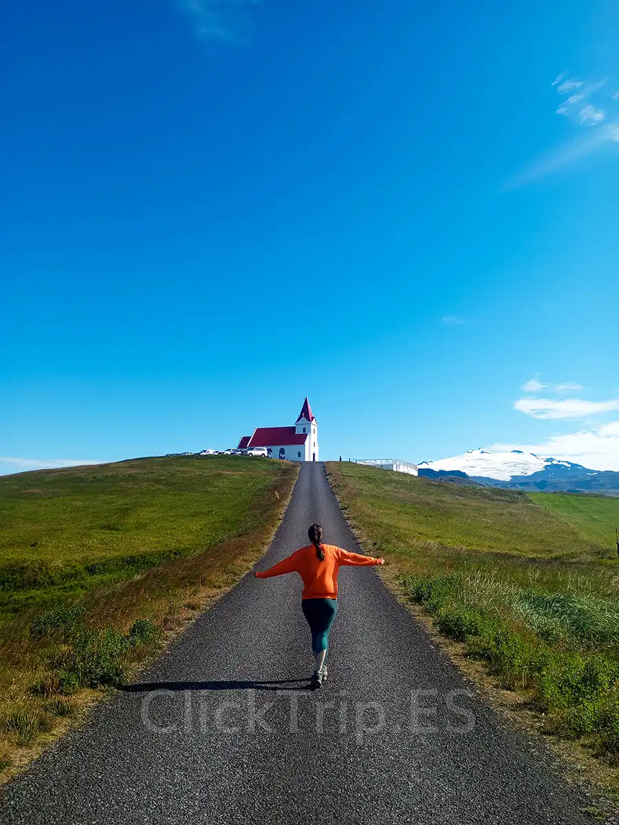 Qué ver en Islandia en 10 días con niños: ruta en coche completa_Ingjaldshólskirkja_ClickTrip